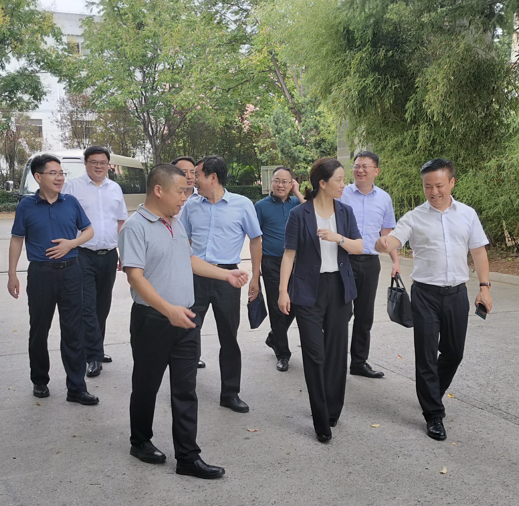 镇江市丹徒戋戋长吕早霞，区委常委、副区长李庆丰一行与hjc888黄金城总司理郑海青调研考察南京平欧空调装备有限公司